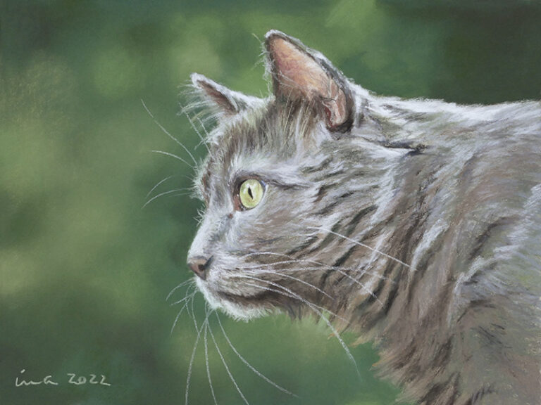 Tierbildnis Katze vor einem Hintergrund aus grünen Blättern. Ihre stechend gelbgrünen Augen haben etwas fixiert.
