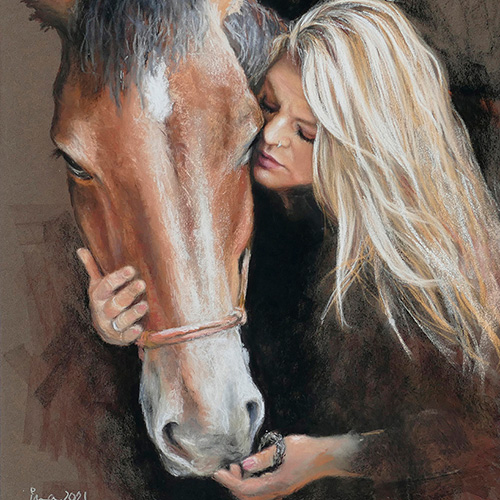 Pastell einer Frau mit ihrem Pferd. Sie legt ihr Gesicht sanft an den Kopf ihres Pferdes.